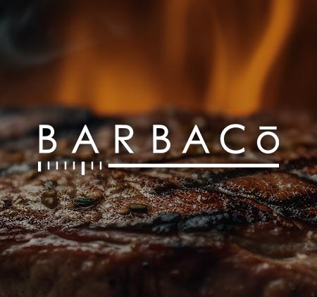 logo blanco de barbaco sobre imagen de carne a la parrilla